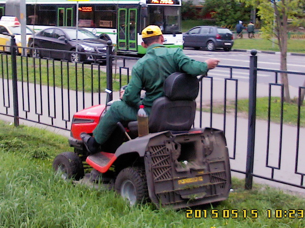Траву в Москве теперь косим трактором. Война с природой ожесточается